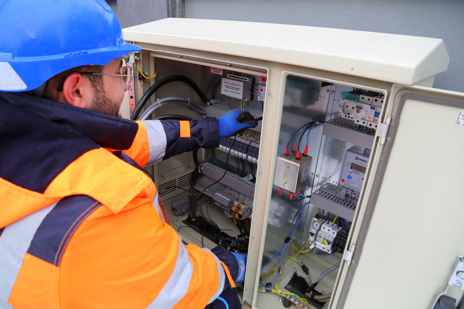 Ervaren elektricien van XVS Elektrotechniek aan het werk in een meterkast in Best
