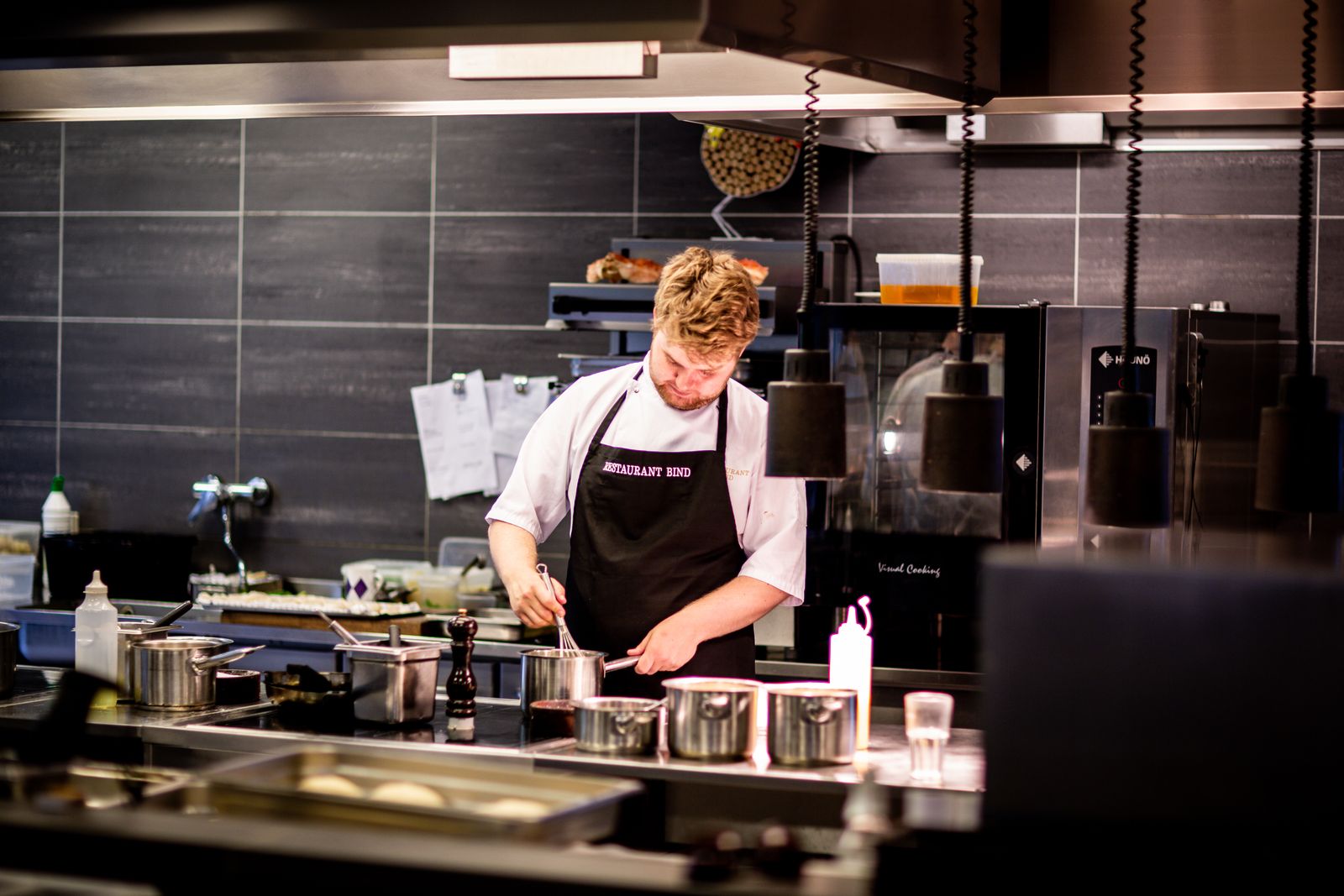 Koken op een inductiekookplaat in een keuken