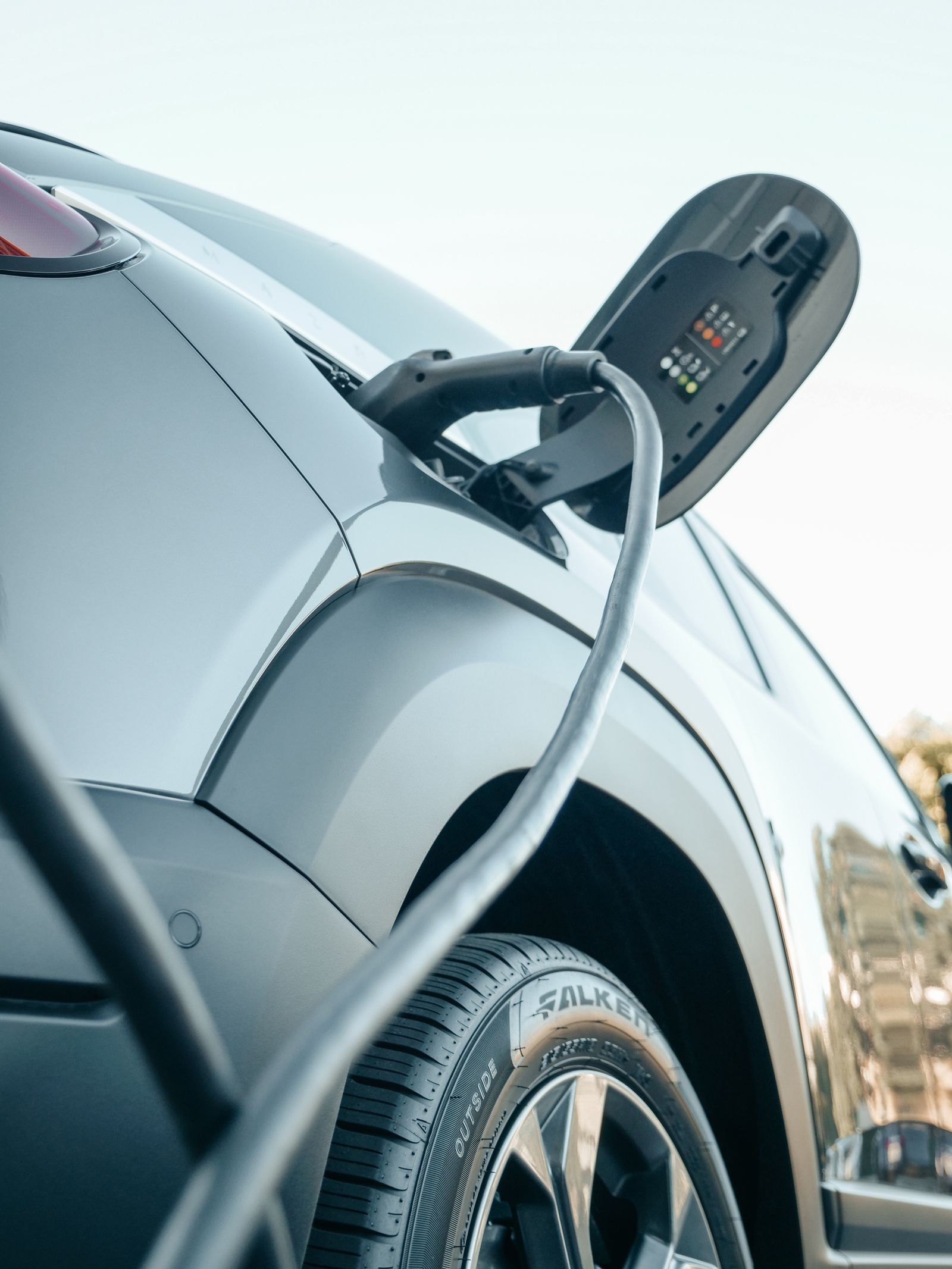 Elektrische auto wordt opgeladen aan een laadpaal