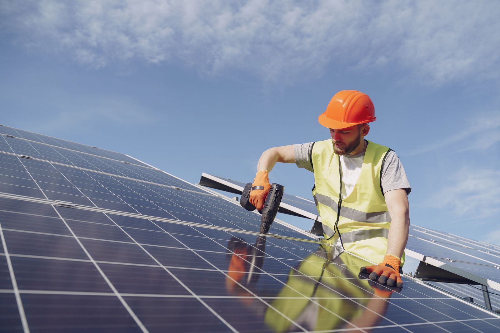 Zonnepanelen op een dak, vaak gecombineerd met een thuisbatterij